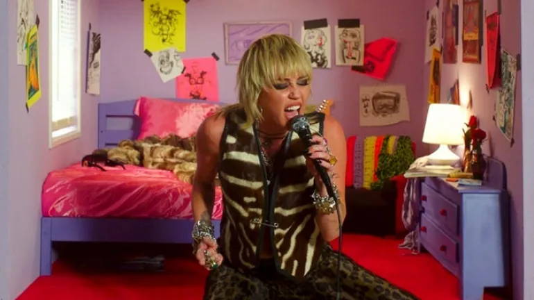Η Miley Cyrus τραγουδά Mazzy Star