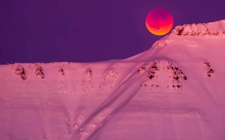 Μοναδικά στιγμιότυπα από την ολική έκλειψη της «Ματωμένης Σελήνης» που καθήλωσε τον πλανήτη