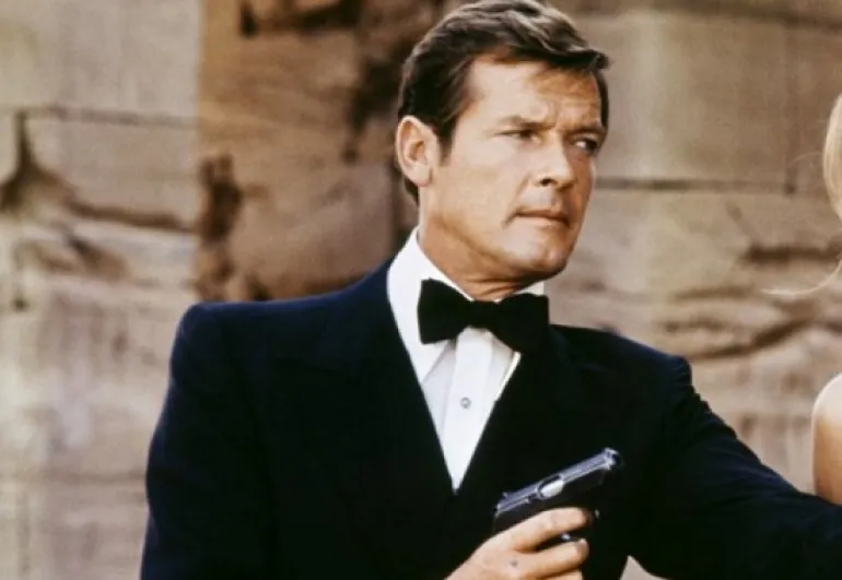 Roger Moore: Δεν πρέπει ο James Bond να γίνει ποτέ γυναίκα ή gay...