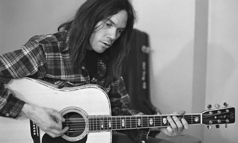 Οι 7 δεκαετίες στη μουσική ζωή του Neil Young