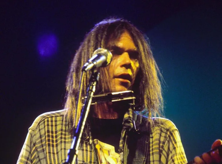 Neil Young: Ανεύθυνες και επικίνδυνες οι συναυλίες λόγω Covid, όλα γίνονται για τα λεφτά, ας μην βγάλουν για λίγο
