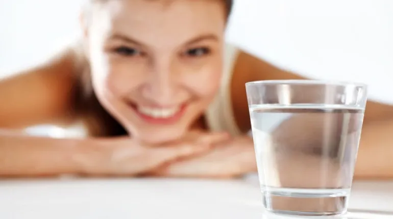 Τι δημιουργεί στον οργανισμό εάν πίνουμε νερό με άδειο στομάχι το πρωί