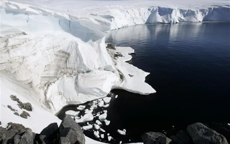 Λιώνουν οι πάγοι στην Αρκτική...