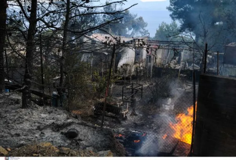 Νωρίς άρχισαν οι φωτιές: Πύρινη κόλαση στην Κορινθία – Κάηκαν σπίτια