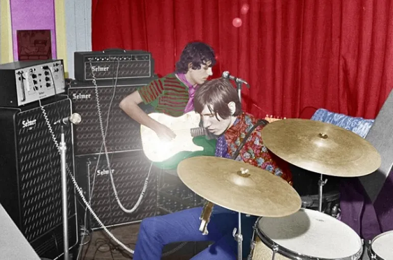 Η ιστορία πίσω από αυτή την υπέροχη Pink Floyd φωτογραφία των Syd Barrett & Roger Waters