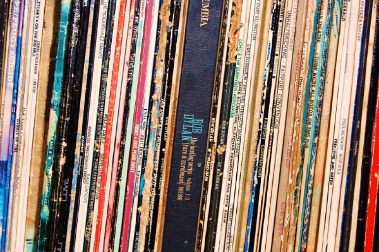 Ο David Bowie επιλέγει 25 δίσκους από τα 2500 άλμπουμ της δισκοθήκης του