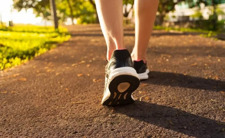 Οι 7 θετικές αλλαγές που θα συμβούν στη ζωή σας αν περπατάτε μισή ώρα κάθε μέρα