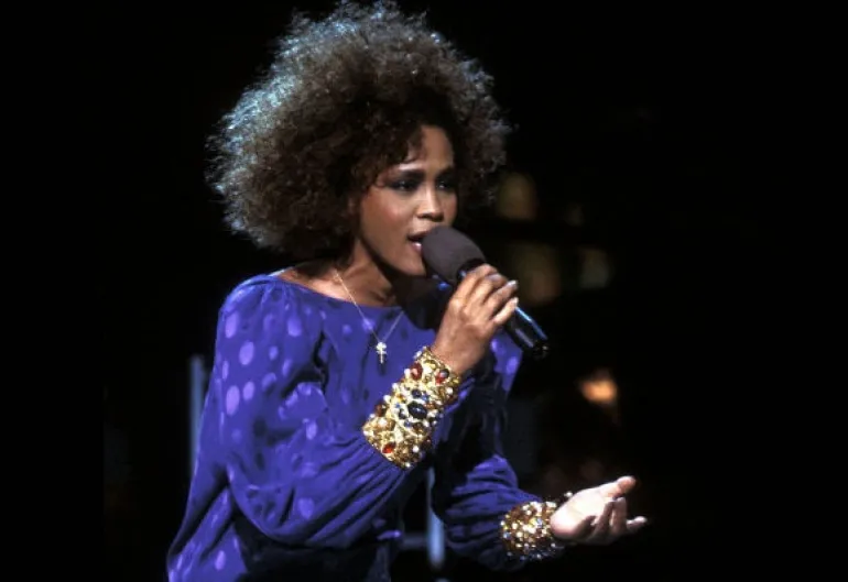 10 ερμηνείες της Whitney Houston σε στάδια