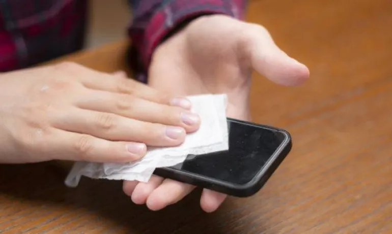 «Καθαρίστε τα κινητά σας»: Η προειδοποίηση του Σωτήρη Τσιόδρα για τον κορωνοϊό