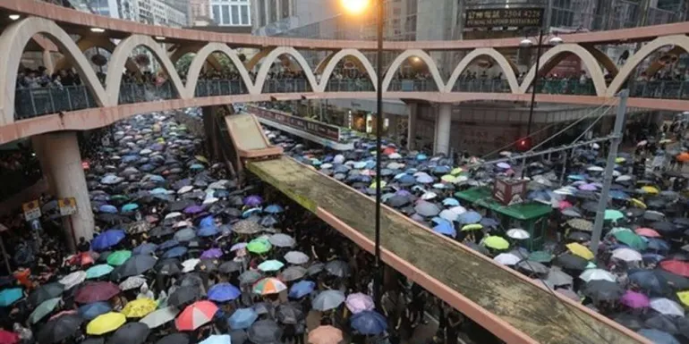 Χιλιάδες διαδηλωτές και πάλι στους δρόμους του Χονγκ Κονγκ