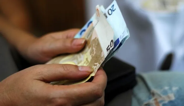Κορονοϊός: Πόσες ώρες ζει στα χρήματα, στη μάσκα, στα πλαστικά, το χαρτί, τα μέταλλα & άλλες επιφάνειες